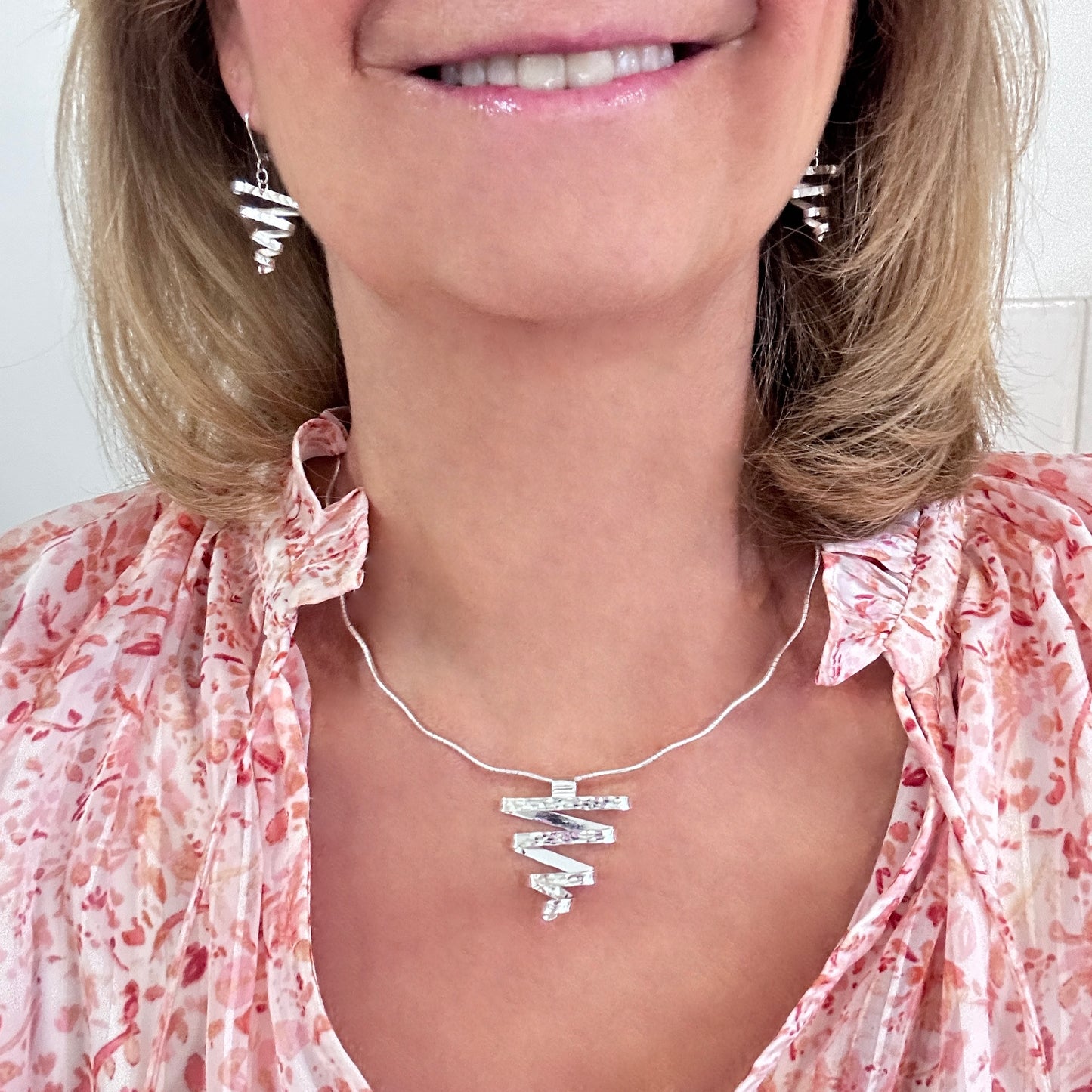 Synergy Wavy Pendant Necklace